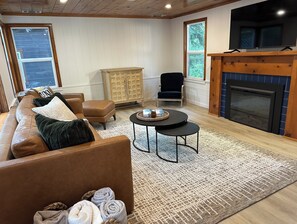 TV, fireplace - Newly remodeled 3-bedroom cabin in Tahoe City with premier beach access. (Tahoe City)