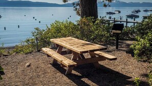 Outdoor dining - Newly remodeled 3-bedroom cabin in Tahoe City with premier beach access. (Tahoe City)