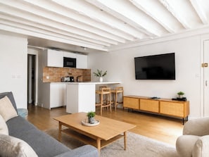 TV - TheBlueStay 351 - Superb Apartment in République (Paris)