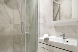 Shower, hair dryer - TheBlueStay 351 - Superb Apartment in République (Paris)