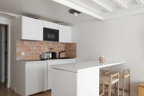 Fridge, microwave, coffee/tea maker - TheBlueStay 351 - Superb Apartment in République (Paris)