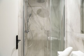 Shower, hair dryer - TheBlueStay 351 - Superb Apartment in République (Paris)
