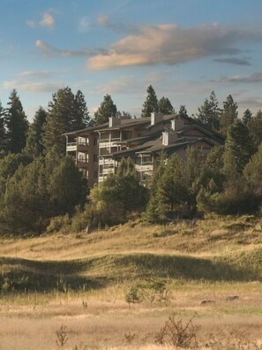 Exterior - Klamath Falls | Romantic Golf Retreat | Pool + Golf (Klamath Falls)