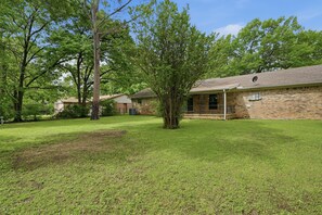 Property grounds - WinStar Getaway: 3 bedroom 2 full bath - Sleeps 6-10 - Lot of Parking - EV Port (Gainesville)