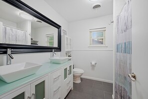 Haartrockner, Handtücher, Seife, Toilettenpapier