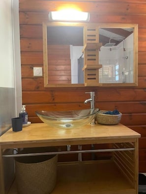Shower, towels, soap, toilet paper - Lanmou 1 Vacation Rentals (1-Bedroom House) (La Désirade)