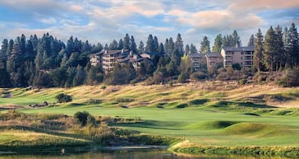 Klamath Falls | Nature Golf Retreat | Pool + Golf | 3BR Sleeps 8