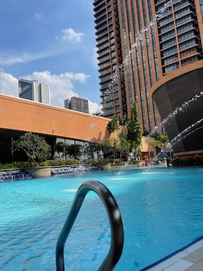 Una piscina al aire libre