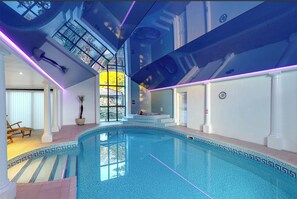 Una piscina cubierta, una piscina climatizada