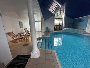Una piscina cubierta, una piscina climatizada