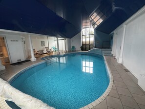 Una piscina cubierta, una piscina climatizada