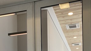 A gym with exercise equipment, a whiteboard, and a wooden floor. - Osasco-New Flat The Cityplex (Osasco)