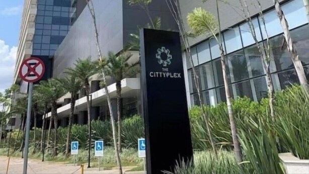 A modern building with a sign reading 'CITYPLEX' and a no parking sign. - Osasco-New Flat The Cityplex (Osasco)