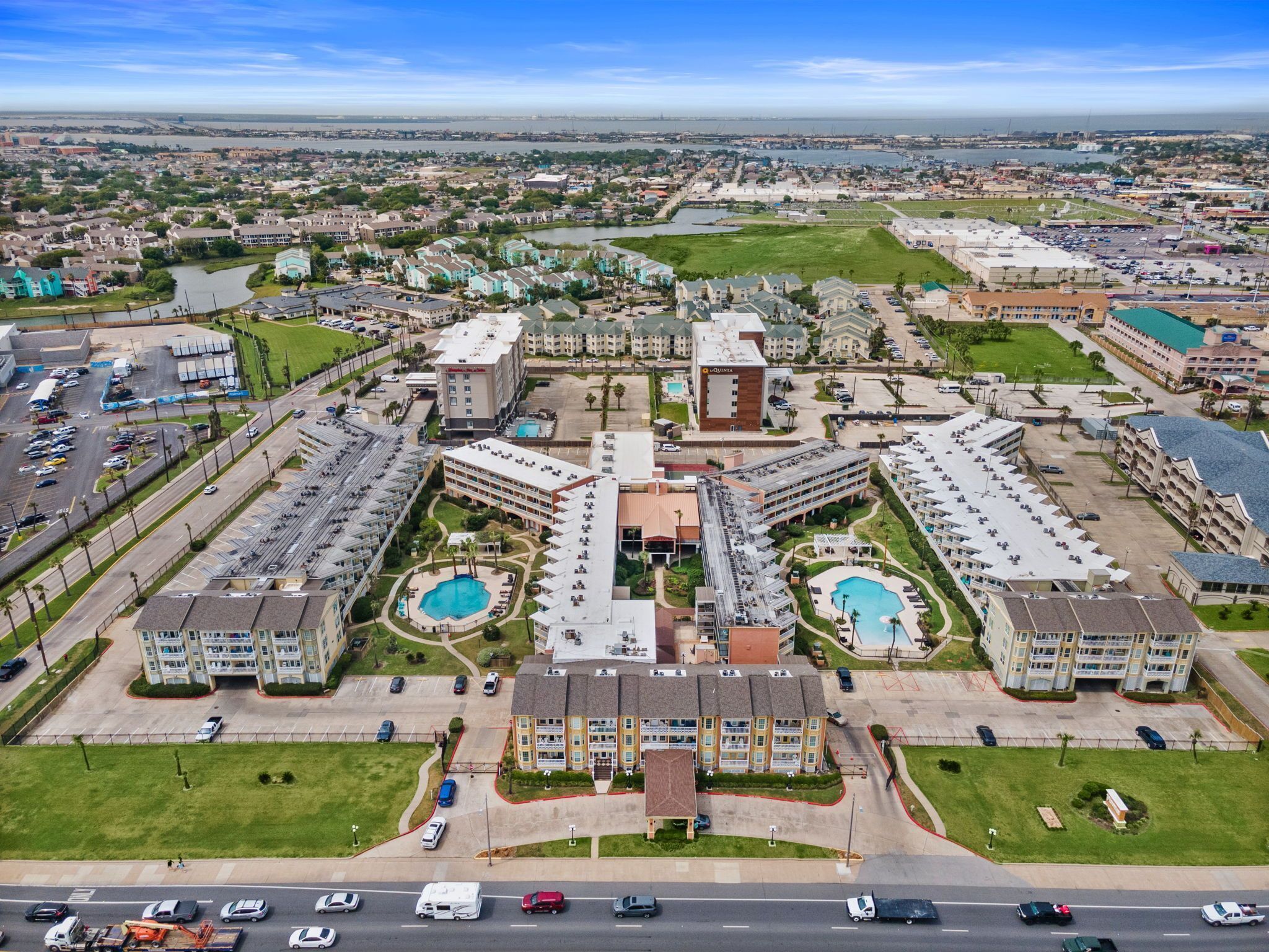 Een groot hotelcomplex met meerdere gebouwen, zwembaden en een centrale binnenplaats.