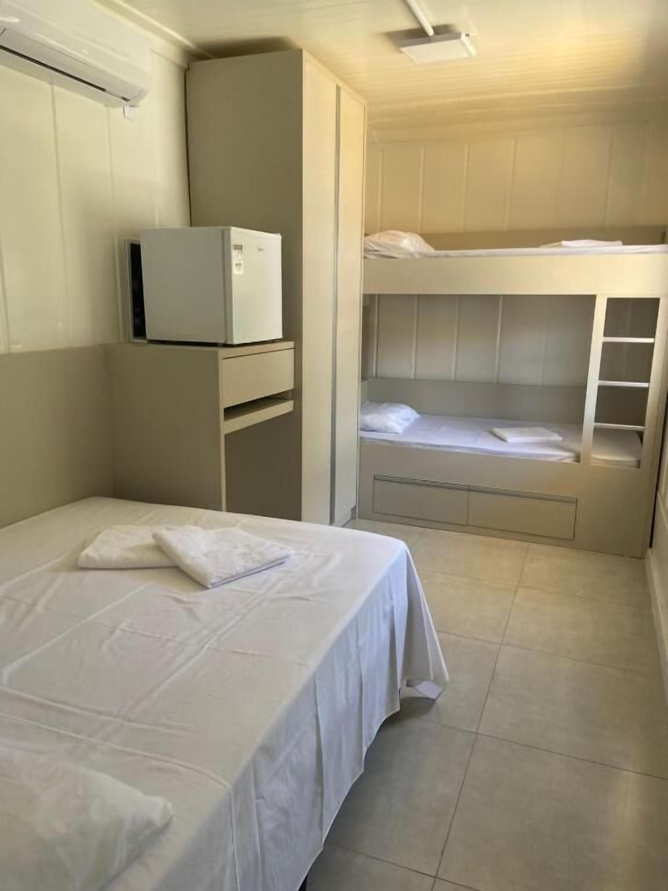 Quarto família | Ferros/tábuas de passar roupa, Wi-Fi de cortesia