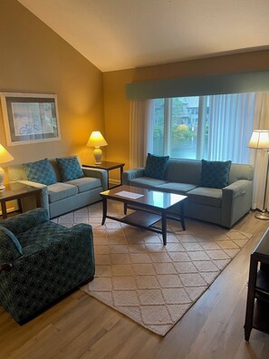 TV - 2-bedroom condo in Shipyard Plantation, walkable to the beach (Hilton Head)