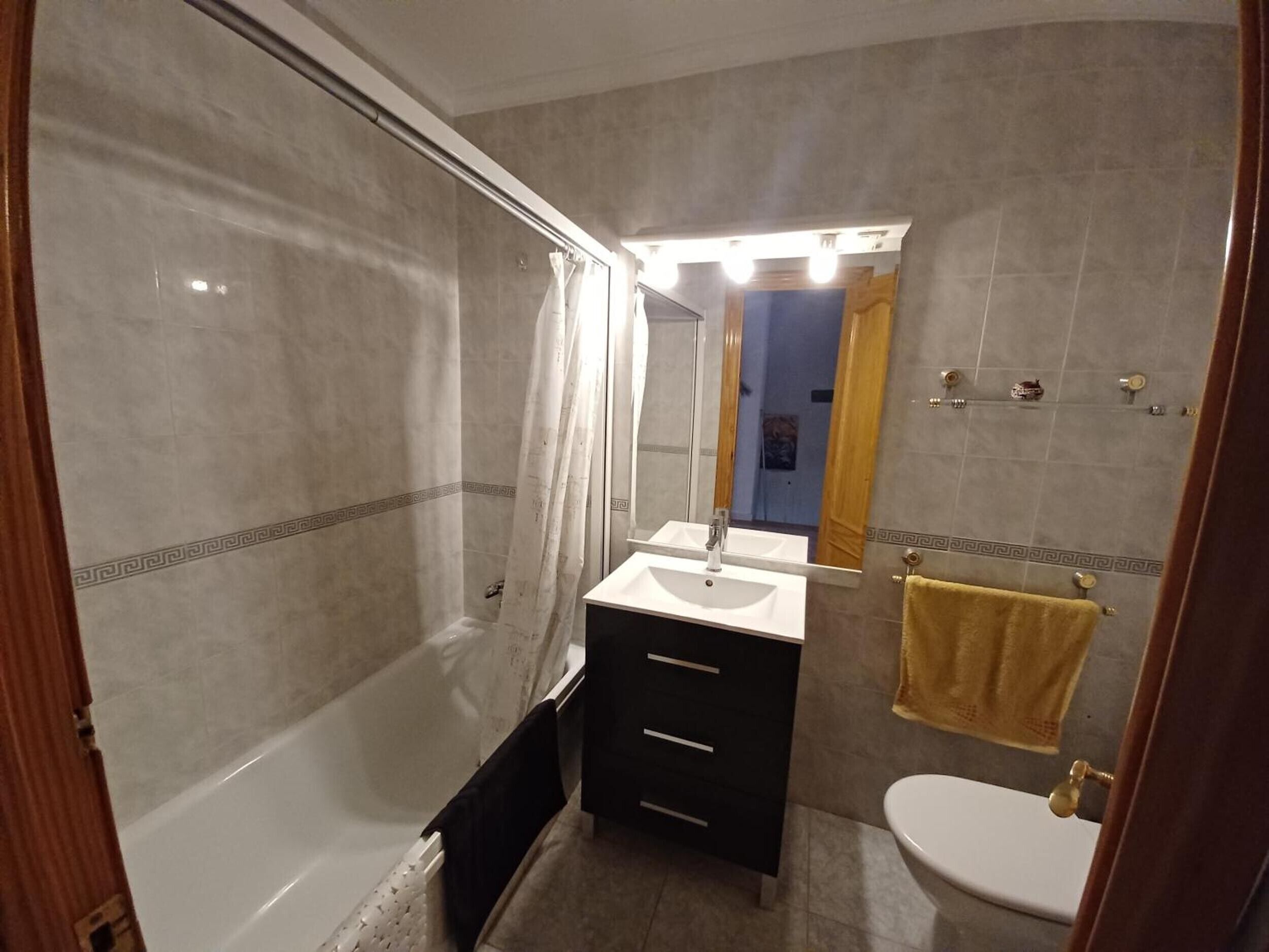 Een douche, een haardroger, handdoeken