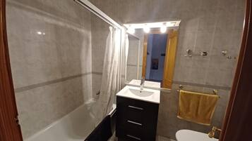 Een douche, een haardroger, handdoeken