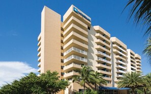 Exterior - Santa Barbara | Romantic Beach Retreat | Pool + Beach (Pompano Beach)