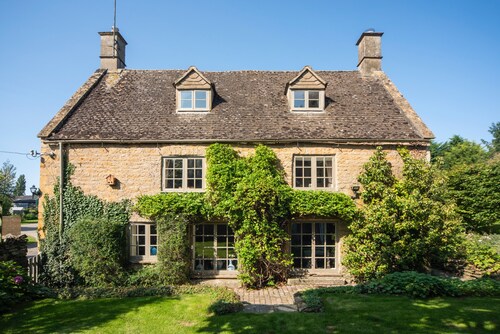 Cottage Sleeps 6 With Parking and Garden