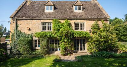 Cottage Sleeps 6 With Parking and Garden