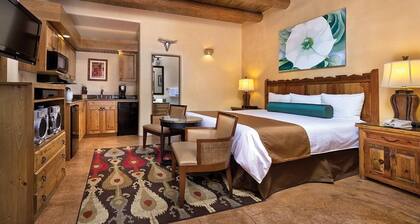 Santa Fe | Easy City Retreat | Pool + Downtown