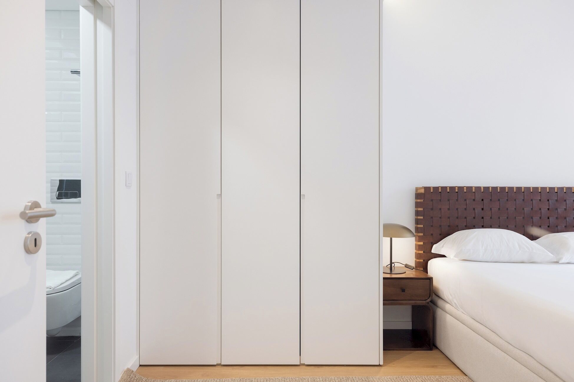 Bureau, fer et planche à repasser, draps fournis