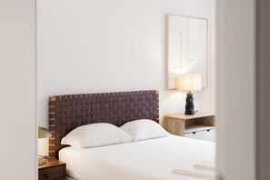 Desk, iron/ironing board, bed sheets - Master Deco Gem Avenidas Novas I – GEM Residence (Lisbon)