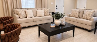 Modern Home, 3BR 2BA , Smart TV, Free Parking, Fast WiFi