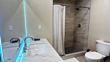 Douche, sĂšche-cheveux, serviettes fournies, savon