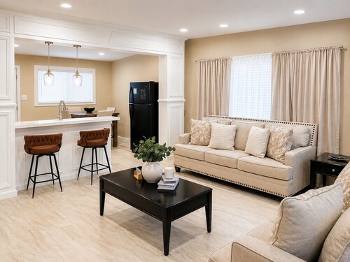 Modern Home, 3BR 2BA , Smart TV, Free Parking, Fast WiFi