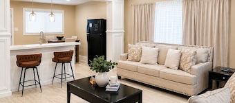 Modern Home, 3BR 2BA , Smart TV, Free Parking, Fast WiFi