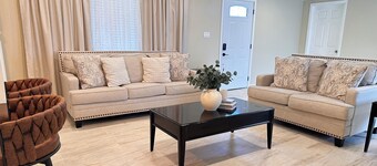 Modern Home, 3BR 2BA , Smart TV, Free Parking, Fast WiFi
