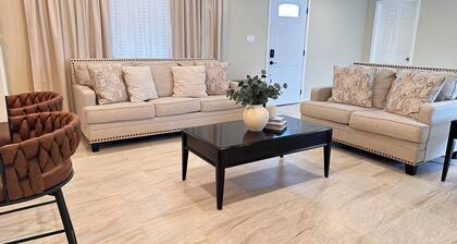 Modern Home, 3BR 2BA , Smart TV, Free Parking, Fast WiFi