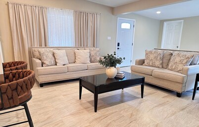 Modern Home, 3BR 2BA , Smart TV, Free Parking, Fast WiFi