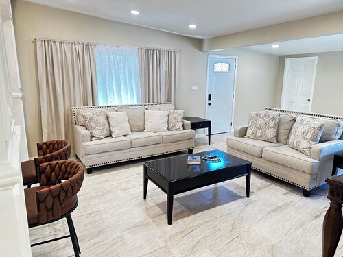 Cozy 3-bedroom house in gorgeous Hobbs with AC, fast wifi and pet friendly.