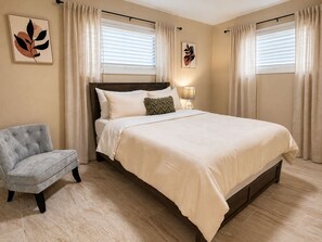 3 habitaciones, escritorio, tabla de planchar con plancha y wifi gratis
