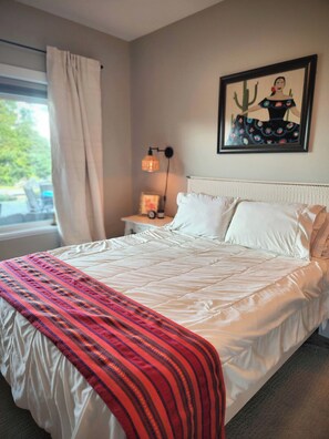 Room - Ocean and Mountain View Home (Parksville)