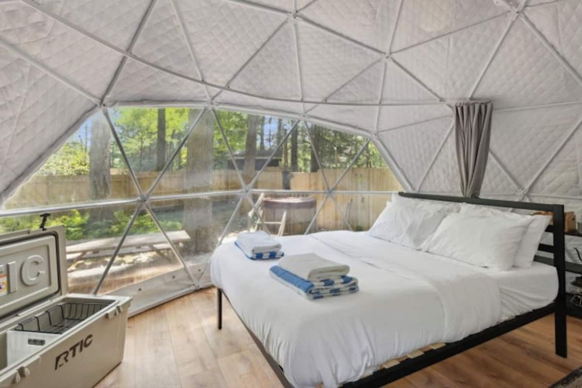 Deluxe Tent, 1 King Bed, Hot Tub | Free WiFi