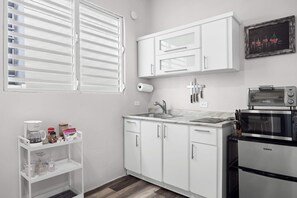 Refrigerador, microondas, parrilla de estufa y cafetera y tetera 
