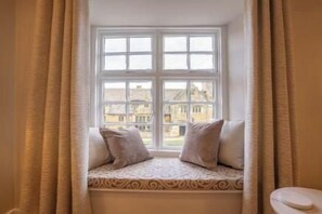 Interior - Lygon Lookout | Cotswolds Stay for 2 w/ Roof Terrace (Worcestershire)