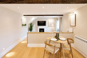 Dining - Lygon Lookout | Cotswolds Stay for 2 | Pet-friendly w/ Roof Terrace (Worcestershire)