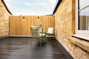 Terrace/patio - Lygon Lookout | Cotswolds Stay for 2 | Pet-friendly w/ Roof Terrace (Worcestershire)