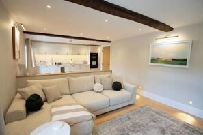 TV - Lygon Lookout | Cotswolds Stay for 2 w/ Roof Terrace (Worcestershire)