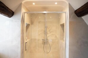 Hair dryer, towels - Lygon Lookout | Cotswolds Stay for 2 w/ Roof Terrace (Worcestershire)