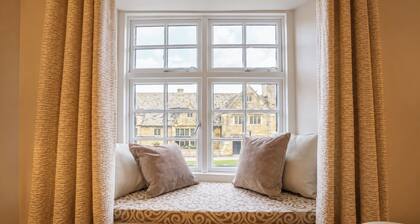 Lygon Lookout | Cotswolds Stay for 2 | Pet-friendly w/ Roof Terrace