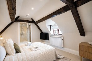 1 bedroom, iron/ironing board, free WiFi, bed sheets - Lygon Lookout | Cotswolds Stay for 2 | Pet-friendly w/ Roof Terrace (Worcestershire)