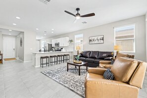 Living area - Goodyear Ballpark Cozy & Serene/Quiet Neighborhood (Goodyear)
