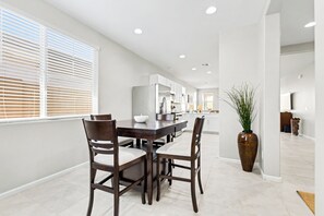 Dining - Goodyear Ballpark Cozy & Serene/Quiet Neighborhood (Goodyear)
