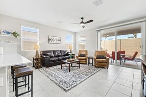Living area - Goodyear Ballpark Cozy & Serene/Quiet Neighborhood (Goodyear)